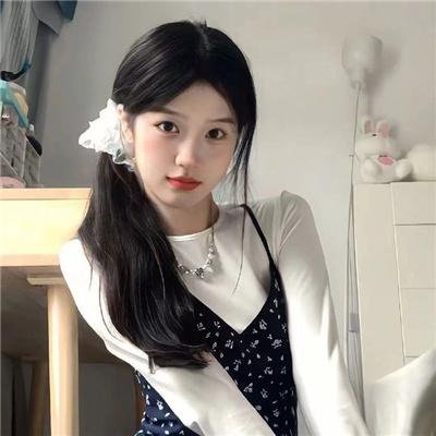 随盲柳入眠的女人